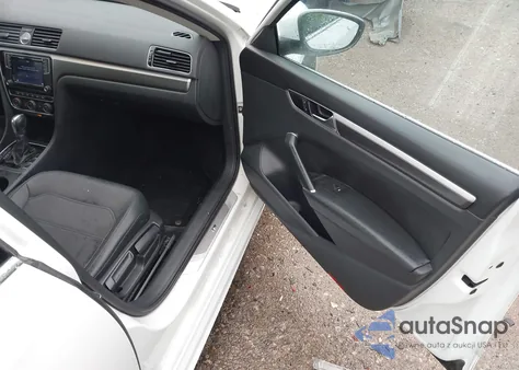 2017 Volkswagen Passat 1.8T R-Line из США, поврежденный, VIN 1VWDT7A33HC069606